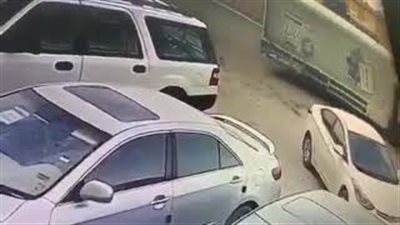 لحظة سرقة سيارة تركها صاحبها في وضع التشغيل (فيديو)