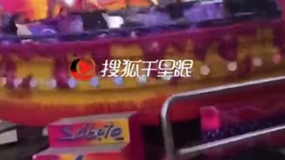 سقوط مروع لامرأة من لعبة ملاهي (فيديو)