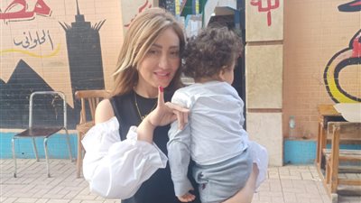 ريهام سعيد تدلي بصوتها في الاستفتاء بصحبة ابنها: تيتو بيقول نعم