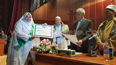 بالصور.. تكريم 32 من الخاتمات لحفظ القرآن الكريم بأسوان