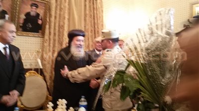 بالفيديو.. قطاع قنا العسكري يهدي «الأقباط» الورود في عيد الميلاد