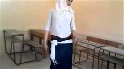 بالفيديو.. طالبة ثانوي في وصلة رقص داخل الفصل