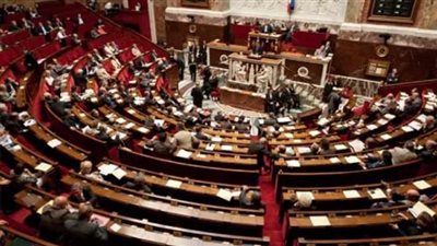 فرنسا تحل 3 مجموعات تابعة لـ 