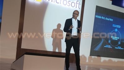 رئيس مايكروسوفت يلتقي 4 شباب مصريين