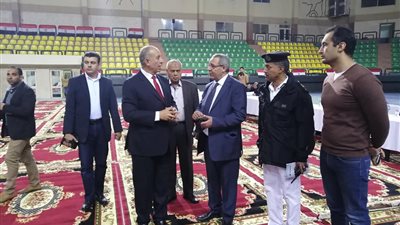 محافظ البحر الأحمر يتابع عملية فرز الأصوات بالاستفتاء على التعديلات الدستورية (صور)