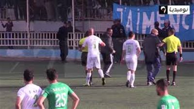حكم «ينطح» لاعب في الدوري الجزائري.. ورد صارم من اتحاد الكرة (فيديو)