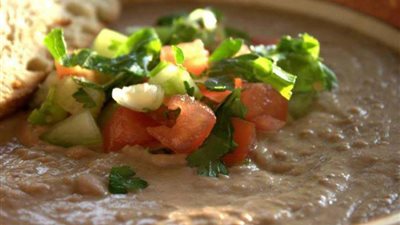 طريقة عمل الفول بالزيت الحار.. لسحور خفيف