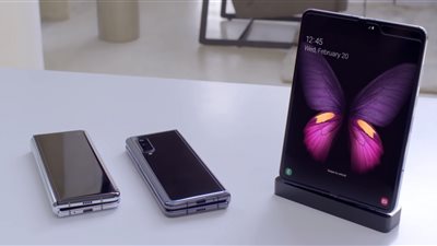 سامسونج تؤجل طرح هاتفها القابل للطي بسبب عيوب الشاشة