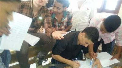 افتكاسات الطلبة في الغش.. بدأت بـ«البرشام».. وتطورت إلى النظارة الطبية.. قبعة البيسبول تربك المراقب.. وسماعة البلوتوث الأكثر استخداما.. وكروت الفيزا الأحدث في طرق الغش