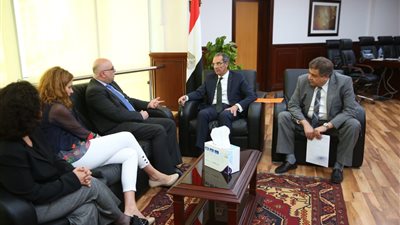 وزير الاتصالات يبحث زيادة انتشار الإنترنت فائق السرعة في مصر