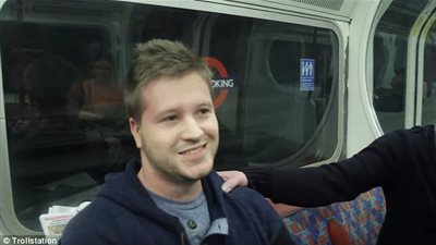 بالفيديو والصور.. رد فعل ركاب مترو على مهاجمة رجل لامرأة ترضع طفلها