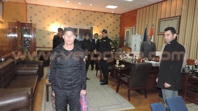 بالصور.. مدير أمن مطروح يمنح المجندين «بطانية» هدية عيد الميلاد