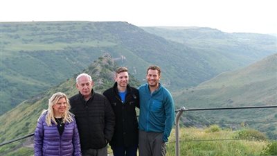 نتنياهو يستفز العرب بجولة في الجولان بصحبة زوجته وأبنائه (فيديو وصور)