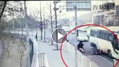 شعر امرأة ينقذها من السحق تحت عجلات حافلة (فيديو)