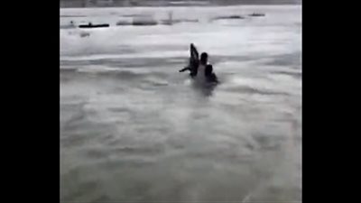 لحظة إنقاذ امرأة وطفلتها من الغرق بعد أن جرفتهما المياه (فيديو)