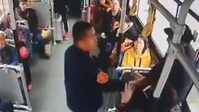 عجوز يعتدي على امرأة بالضرب بسبب كرسى في حافلة (فيديو)