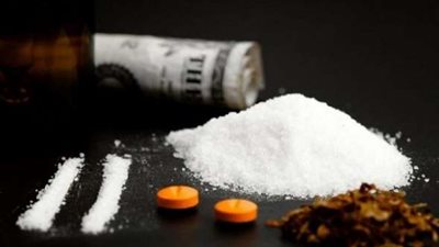 على طريقة الحاجة سعدية.. 3 مسنات يقعن في فخ المخدرات بالسعودية