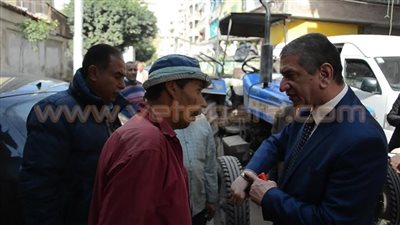 بالصور.. صرف مكافـأة شهر لـ5 من عمال النظافة بكفر الشيخ