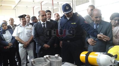 وزير الطيران يتفقد معدات الحماية المدنية الجديدة بمطار القاهرة (صور)