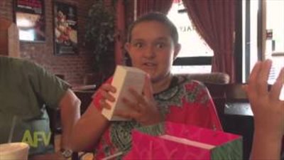 بالفيديو.. شاهد ماذا فعل طفل وشقيقته للحصول على أيفون كهدية