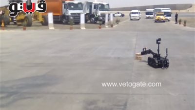 كيف يتعامل الروبوت مع الجسم المشتبه به في مطار القاهرة؟ (فيديو)