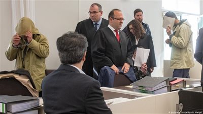 أثناء محاكمتهم.. طالبو لجوء يعتذرون عن اعتدائهم على مارة بألمانيا