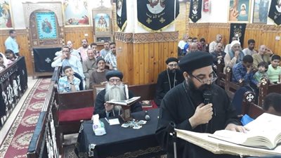 أسقف دشنا يترأس صلوات البصخة بكنيسة الشهيدة دميانة (صور)