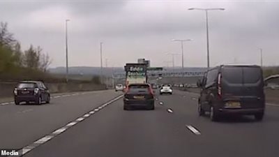 «تهور القيادة».. شاحنة تنتقل من حارة لأخرى بشكل مخيف (فيديو وصور)