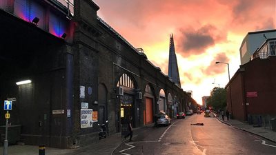 وضع الموت حول العالم يجلب لفتاة آلاف المتابعين (صور)