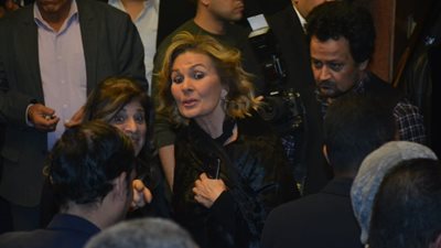 عمرو أديب ويسرا وحماقي في عزاء والدة هشام عباس (فيديو وصور)