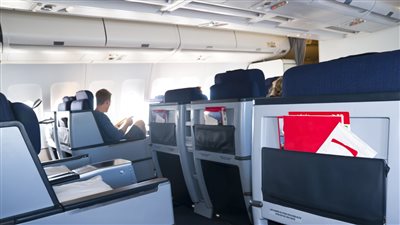 رجل أصلع يحلق رأسه على متن رحلة جوية يشعل الإنترنت