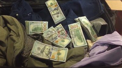 إحباط تهريب ٧٠ ألف دولار بحوزة راكب بمطار القاهرة إلى دبي