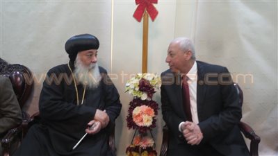 بالفيديو والصور.. محافظ ومدير أمن أسوان يهنئان الأقباط