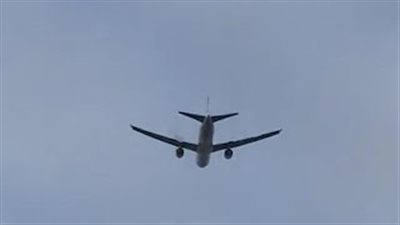 الكشف عن اشتعال محرك طائرة بوينج إسرائيلية في سماء برشلونة (فيديو)