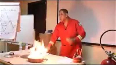 بالفيديو.. الطريقة الصحيحة لإخماد النيران المشتعلة في الزيت