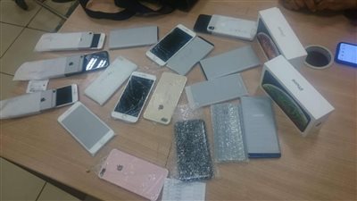 ضبط 23 هاتفا داخل حقيبة لاب توب بحوزة راكب بمطار القاهرة