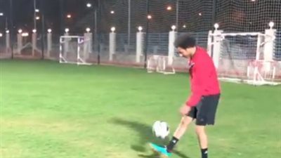 علي ربيع يستعرض مهارته في كرة القدم بكواليس «فكرة بمليون جنيه» (فيديو)