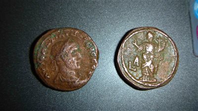 مصادرة 4 عملات أثرية مع راكب مصري