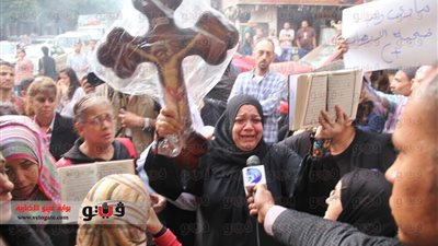 بالفيديو والصور ..مسلمون يرفعون «المصحف والصليب» تضامنا مع «ماري سامح»