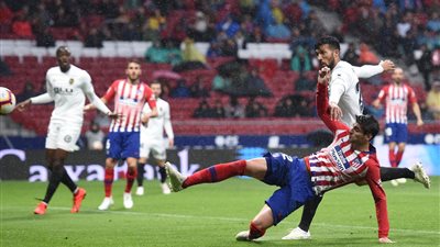 أتلتيكو مدريد يفوز على فالنسيا 2/3 ويؤجل تتويج برشلونة بالليجا (صور)