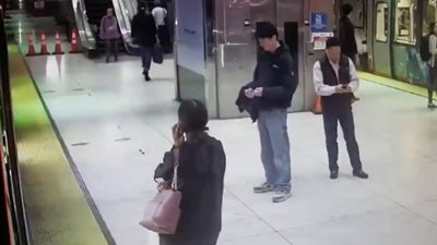 لقطات مروعة للحظة سقوط امرأة أسفل قطار (فيديو)