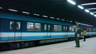 أعطال مترو الأنفاق.. «ربنا ما يقطعلنا عادة».. قطع في القضبان بين محطتي سعد زعلول والسادات تربك حركة الخط الأول.. شرطة النقل: حادث طبيعي ولا دخل للعمليات الإرهابية.. والشركة: الإصلاحات تمت في