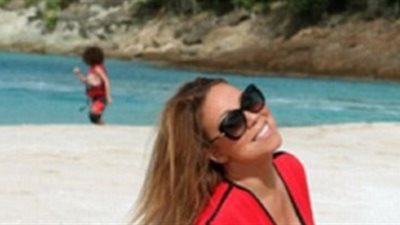 بالصور.. ماريا كاري تظهر بشكل مرح وطفولي على شاطئ البحر