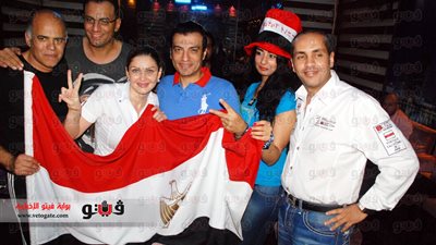 بالصور.. هشام يكن وزوجته يحتفلان بالتخلص من الإخوان