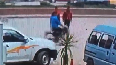 لحظة سرقة هاتف محمول من سائق أثناء نومه في الغربية (فيديو)