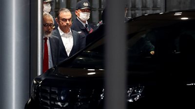 لحظة مغادرة كارلوس غضن مركز احتجازه في طوكيو (صور)