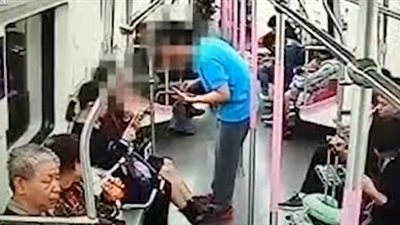 رد فعل صادم لرجل رفضت فتاة إعطاءه رقم هاتفها (فيديو)