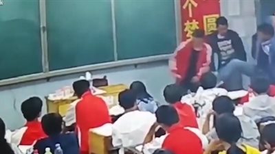 معلم يلقن تلميذين «علقة ساخنة» داخل الفصل (فيديو)