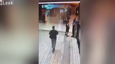 مجهول يطعن شرطيا عدة طعنات ويفر هاربا (فيديو)