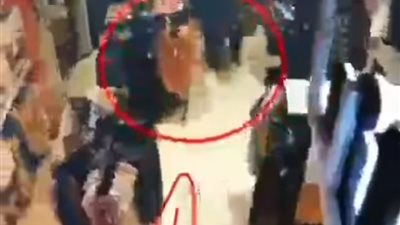 امرأة تحاول خطف طفلة من والدتها داخل محل ملابس (فيديو)